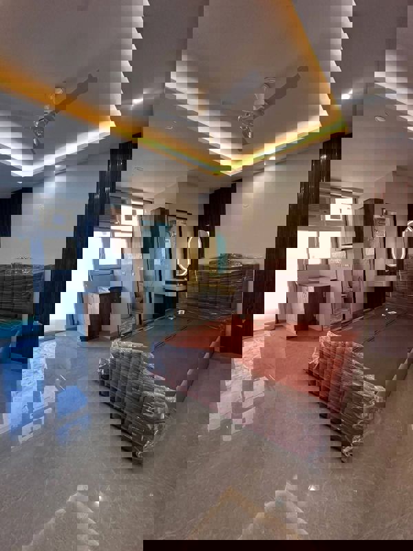 Studio  290 Sq.Ft. Builder Floor in SS Southend Floors