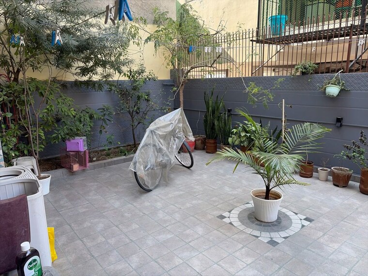  Parking, sainik colony 3 Bedroom 235 Sq.Yd. Builder Floor In Sainik Colony Faridabad 9973750