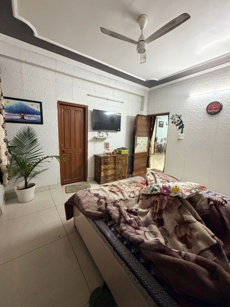 Bedroom, sainik colony 3 Bedroom 235 Sq.Yd. Builder Floor In Sainik Colony Faridabad 9973750