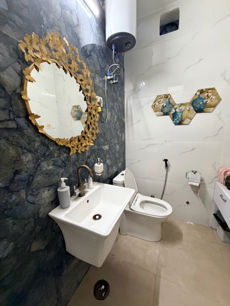 Bathroom, sainik colony 3 Bedroom 235 Sq.Yd. Builder Floor In Sainik Colony Faridabad 9973750