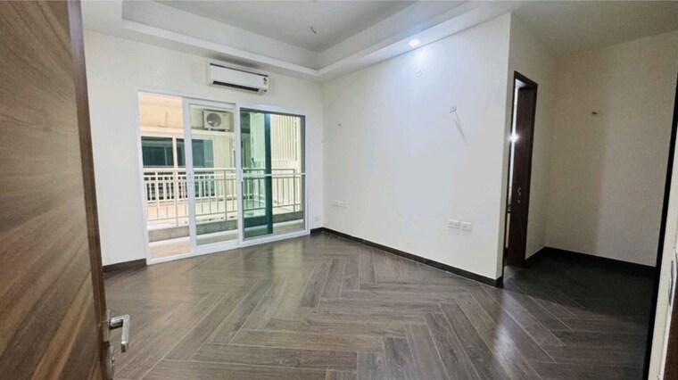 Master Bedroom, uchdpl-veridia-oakwood-enclave 5 Bedroom 4089 Sq.Ft. Apartment In Wave City Ghaziabad 9986523
