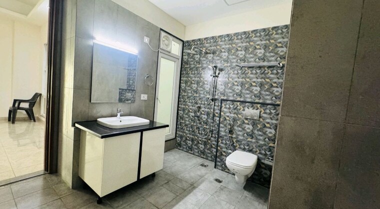 Bathroom, uchdpl-veridia-oakwood-enclave 5 Bedroom 4089 Sq.Ft. Apartment In Wave City Ghaziabad 9986523