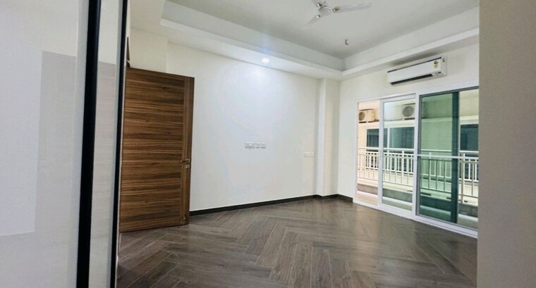 Master Bedroom, uchdpl-veridia-oakwood-enclave 5 Bedroom 4089 Sq.Ft. Apartment In Wave City Ghaziabad 9986523