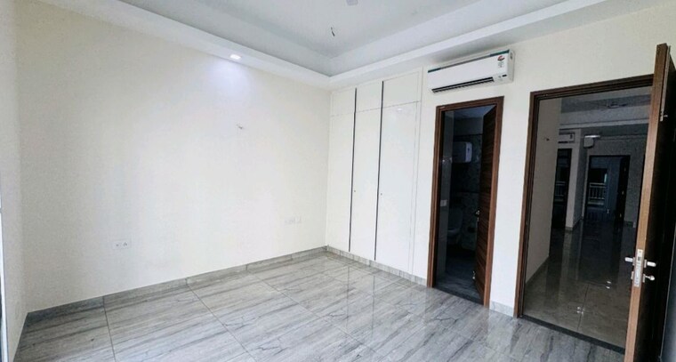 Room, uchdpl-veridia-oakwood-enclave 5 Bedroom 4089 Sq.Ft. Apartment In Wave City Ghaziabad 9986523