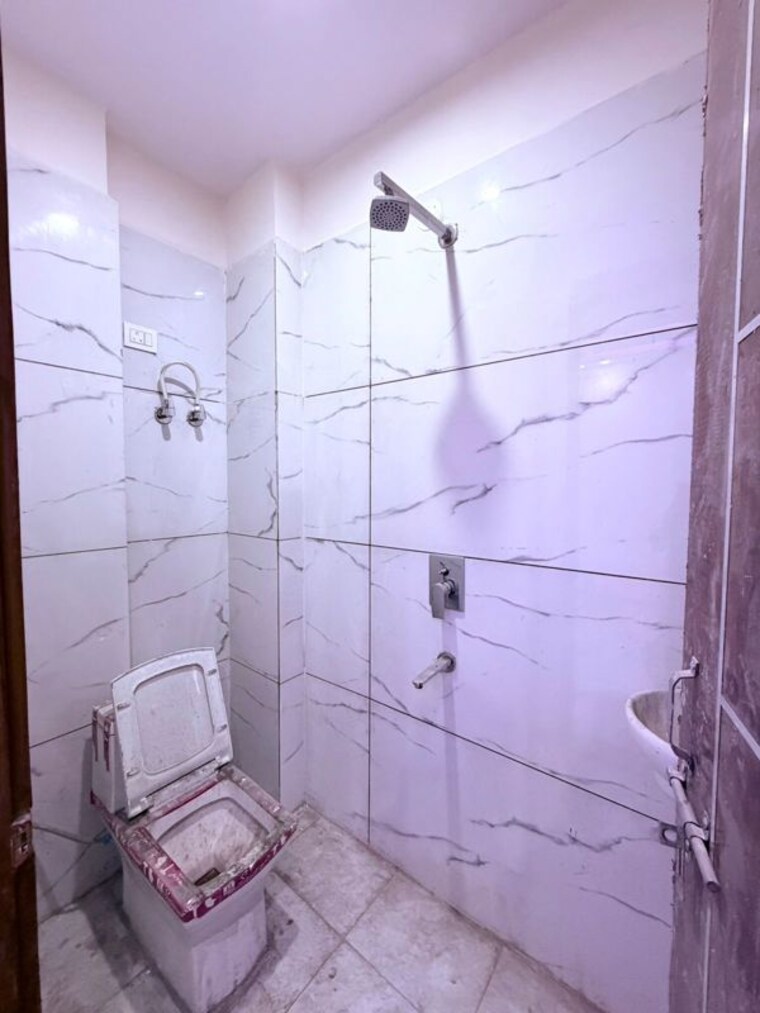 Bathroom, dwarka mor 2 Bedroom 630 Sq.Ft. Builder Floor In Dwarka Mor Delhi 9986573