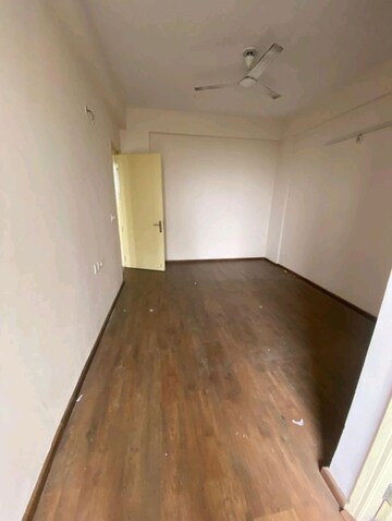 Room in 3 BHK Apartment at Wave Executive Floors, Wave City – for Rent