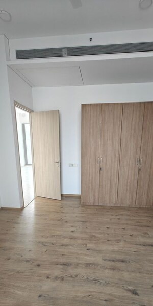 Room in 4 BHK Apartment at Rustomjee Crown, Prabhadevi – for Rent