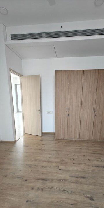 Room in 4 BHK Apartment at Rustomjee Crown, Prabhadevi – for Rent