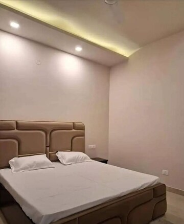 Bedroom in 3 BHK Apartment at Gomti Nagar – for Rent