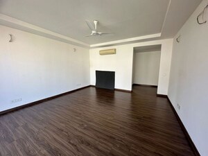 Room in 6 BHK Apartment at M3M Golf Estate, Sector 65 – for Rent