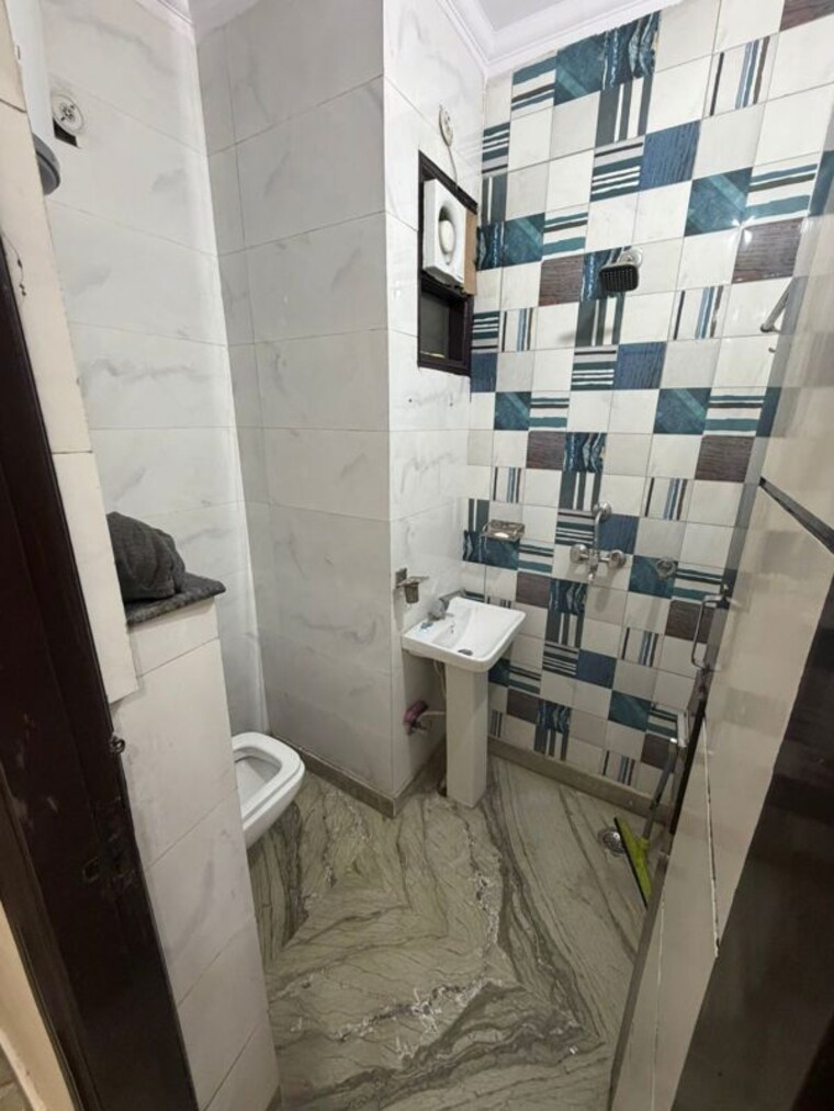 Team Area, uttam nagar 3 Bedroom 100 Sq.Yd. Builder Floor In Uttam Nagar Delhi 9986892