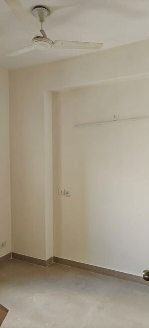 Room in 2 BHK Apartment at Mahagun Moderne, Sector 78 – for Rent