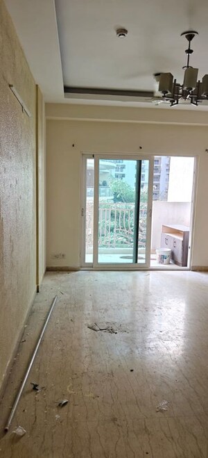 Room in 2 BHK Apartment at Mahagun Moderne, Sector 78 – for Rent