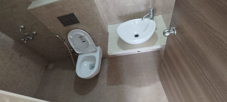 Bathroom, platinum-life 3 Bedroom 900 Sq.Ft. Apartment In Andheri West Mumbai 9986995