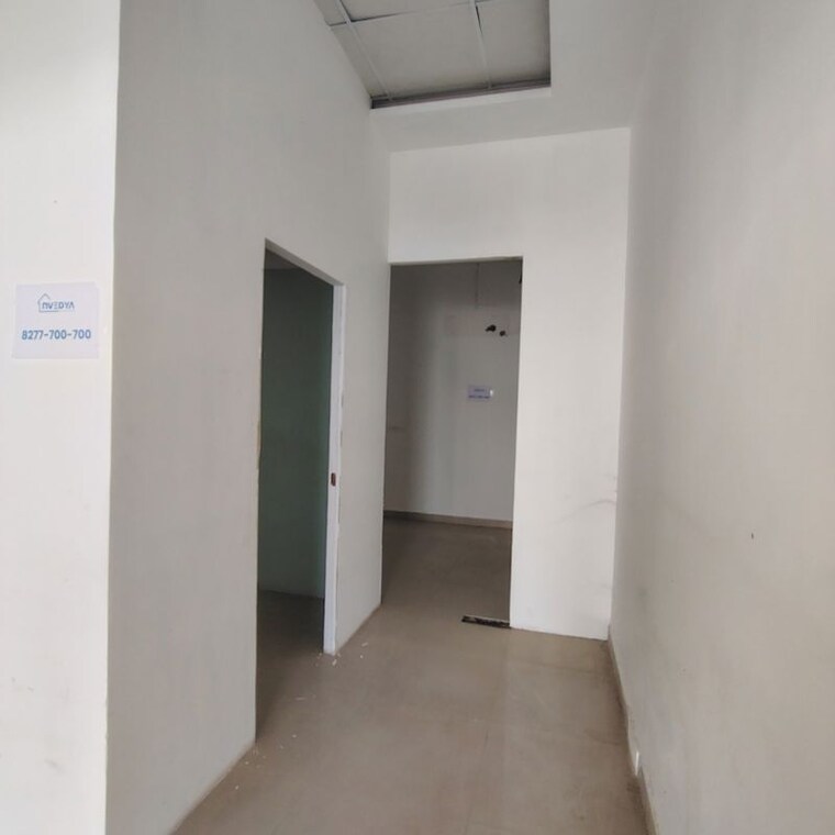 Room, omaxe-world-street Commercial Office Space 500 Sq.Ft. In Sector 79 Faridabad 9986999