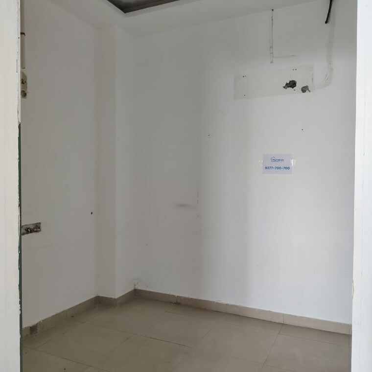 Room, omaxe-world-street Commercial Office Space 500 Sq.Ft. In Sector 79 Faridabad 9986999