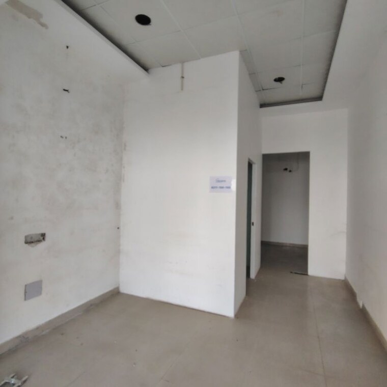 Room, omaxe-world-street Commercial Office Space 500 Sq.Ft. In Sector 79 Faridabad 9986999