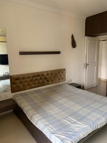 Room in 3 BHK Apartment at Raheja Sherwood, Goregaon East – for Rent