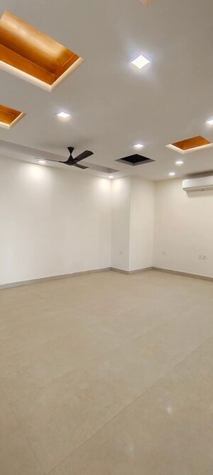 Room in 2 BHK Apartment at DLF Oakwood Estate, Dlf Phase ii – for Rent