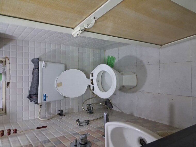 Bathroom, jupiter-apartment-andheri-west 1 Bedroom 400 Sq.Ft. Apartment In Andheri West Mumbai 9987133