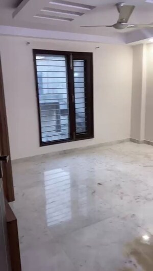 Room in 3 BHK Builder Floor at Yojna Vihar – for Rent