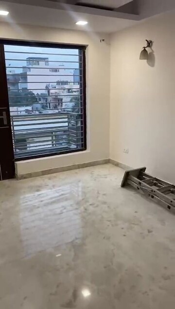 Room in 3 BHK Builder Floor at Yojna Vihar – for Rent