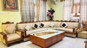 Bedroom in 5 BHK Villa at Gomti Nagar – for Rent