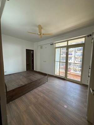 Room in 3 BHK Builder Floor at Aamwala – for Rent