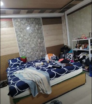 Bedroom in 1 BHK Apartment at Hazratganj – for Rent