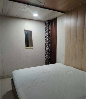 Bedroom in 1 BHK Apartment at Hazratganj – for Rent