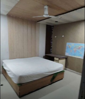 Bedroom in 1 BHK Apartment at Hazratganj – for Rent