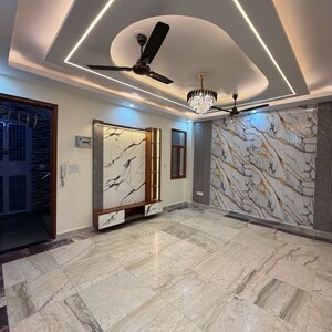 Room in 3 BHK Builder Floor at Dwarka Mor – for Rent
