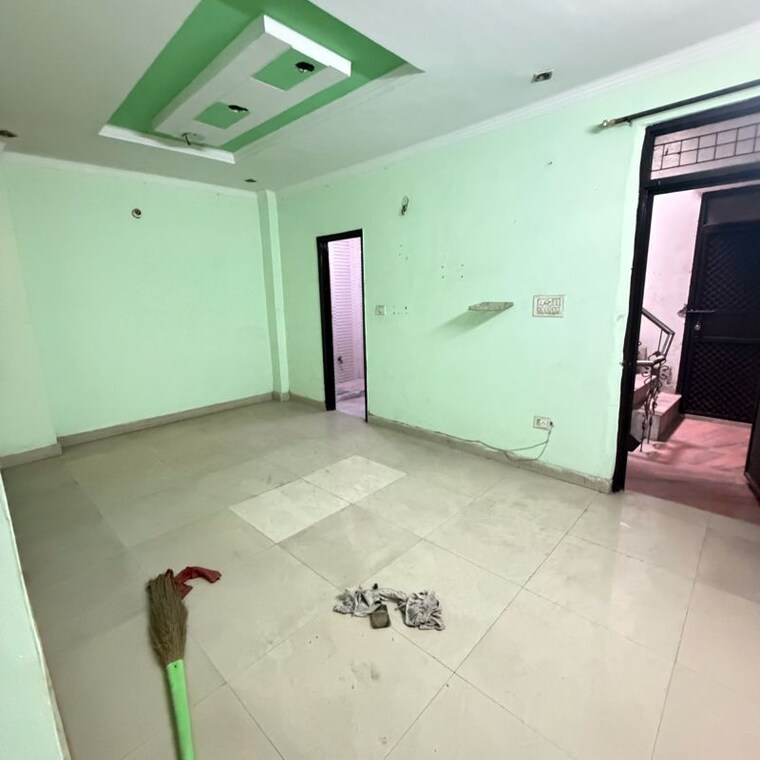 Team Area, dwarka mor 3 Bedroom 100 Sq.Yd. Builder Floor In Dwarka Mor Delhi 9987355