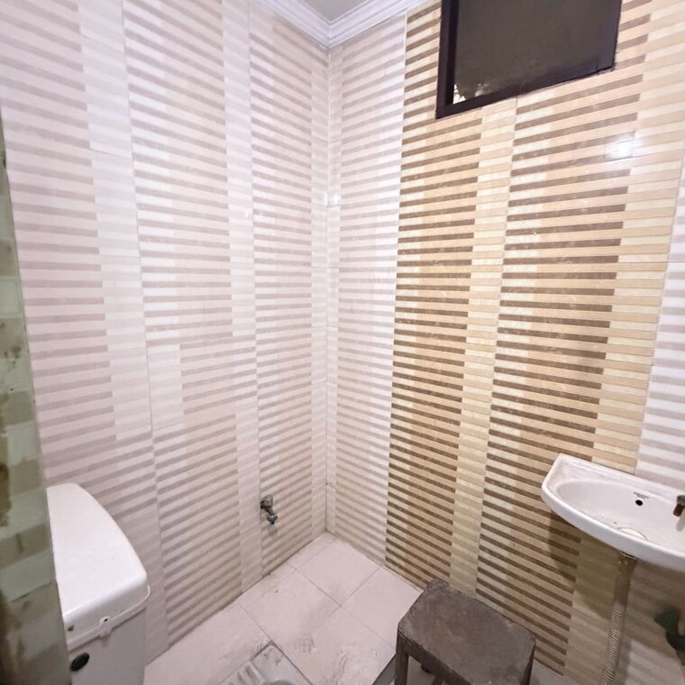Bathroom, dwarka mor 3 Bedroom 100 Sq.Yd. Builder Floor In Dwarka Mor Delhi 9987355