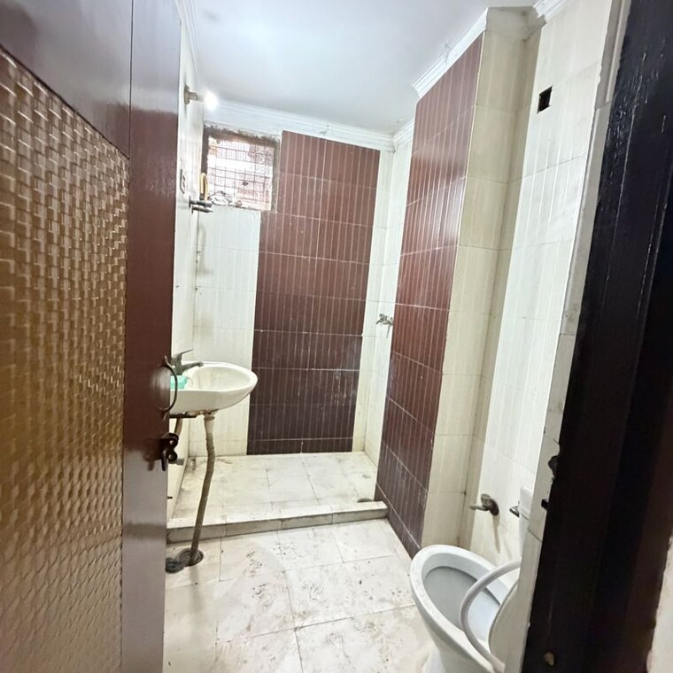 Bathroom, dwarka mor 3 Bedroom 100 Sq.Yd. Builder Floor In Dwarka Mor Delhi 9987355