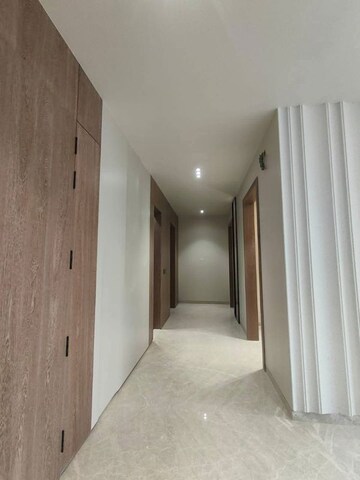 Building Lobby in 1 RK Apartment at DLF Oakwood Estate, Dlf Phase ii – for Rent