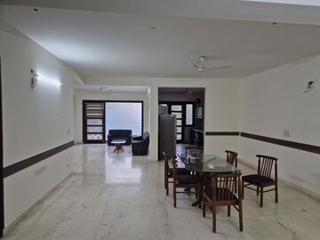 Parking in 3 BHK Builder Floor at RWA Apartments Sector 50, Sector 50 – for Rent