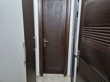 Building Lobby in 3 BHK Builder Floor at RWA Apartments Sector 50, Sector 50 – for Rent