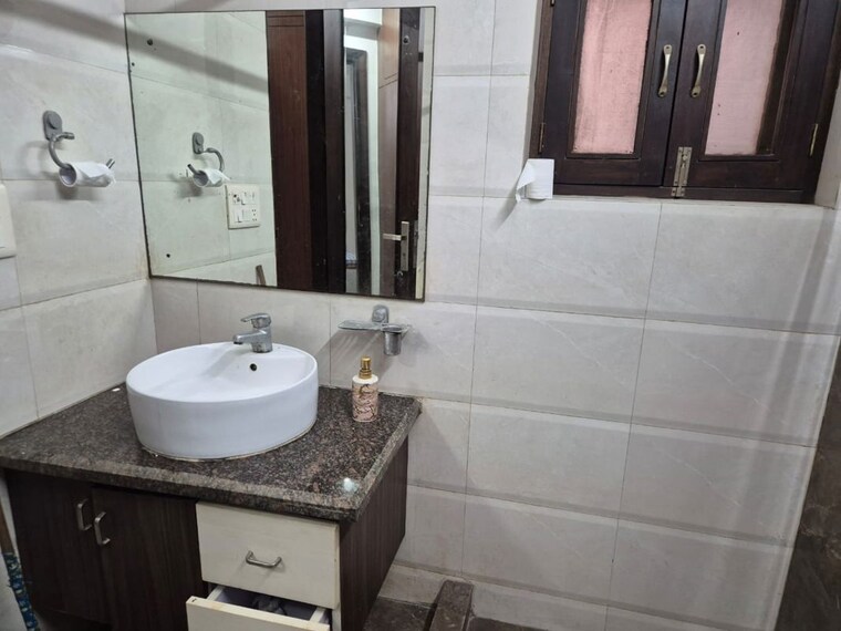 Bathroom, rwa-apartments-sector-50 3 Bedroom 3000 Sq.Ft. Builder Floor In Sector 50 Noida 9987393