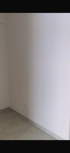 Room in 2.5 BHK Builder Floor at Smart World Gems, Sector 89 – for Rent