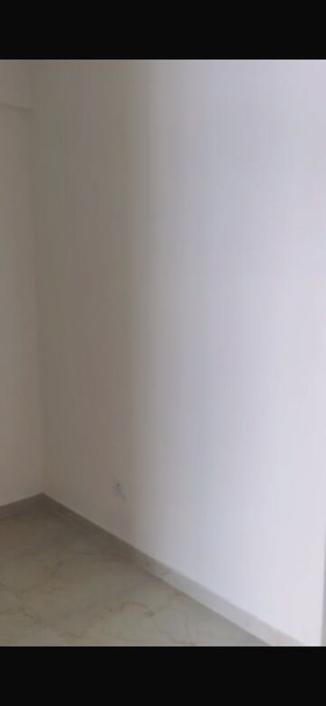 Room in 2.5 BHK Builder Floor at Smart World Gems, Sector 89 – for Rent