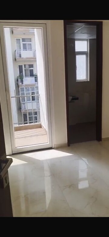 Room in 2.5 BHK Builder Floor at Smart World Gems, Sector 89 – for Rent