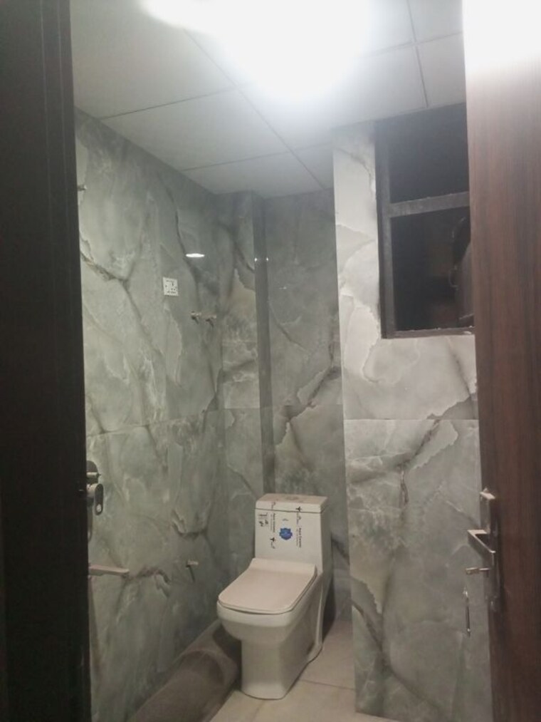 Attached Bathroom, sector 73 2 Bedroom 950 Sq.Ft. Builder Floor In Sector 73 Noida 9987429