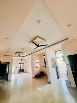 Master Bedroom in 3 BHK Villa at Viraj Sun Breeze 2, Gomti Nagar – for Rent