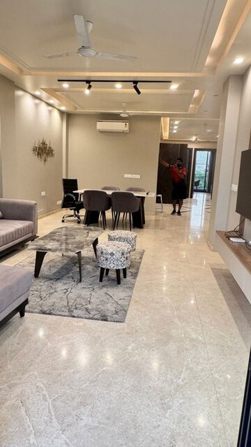 Master Bedroom in 2.5 BHK Apartment at DLF Oakwood Estate, Dlf Phase ii – for Rent