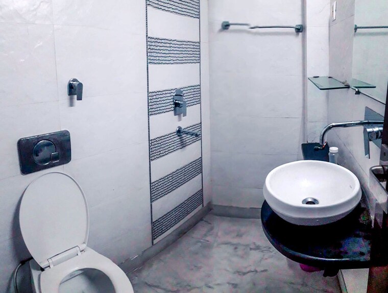 Bathroom, rohini sector 15 2 Bedroom 850 Sq.Ft. Apartment In Rohini Sector 15 Delhi 9987529