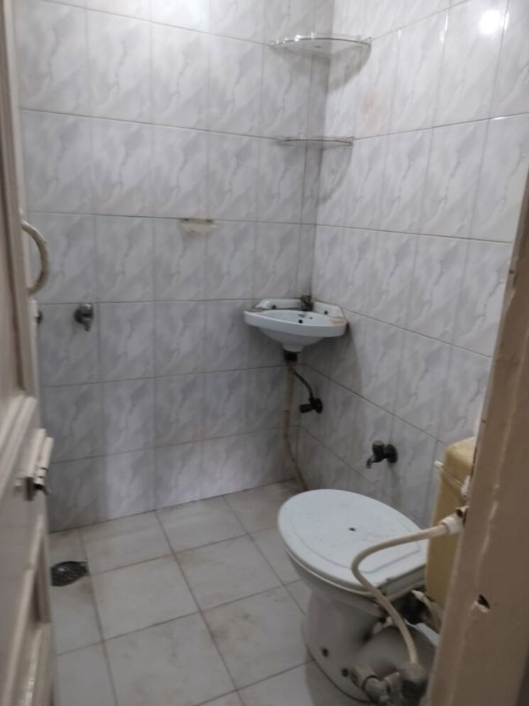 Bathroom, sector 28 1 RK 500 Sq.Ft. Villa In Sector 28 Noida 9987619