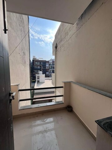 Balcony in 3 BHK Builder Floor at Sushant Vyapaar Kendra, Dlf Phase iv – for Rent