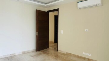 Room in 3 BHK Builder Floor at Defence Colony – for Rent