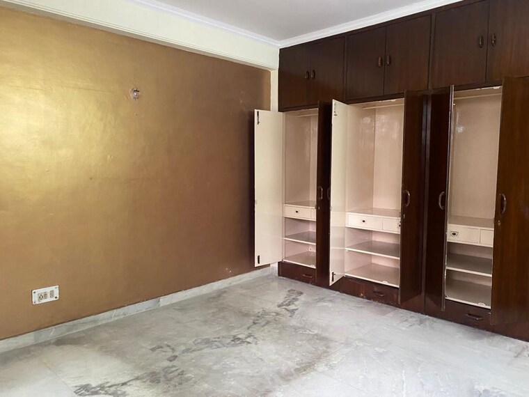 Room, saket 3 Bedroom 200 Sq.Yd. Apartment In Saket Delhi 9987711